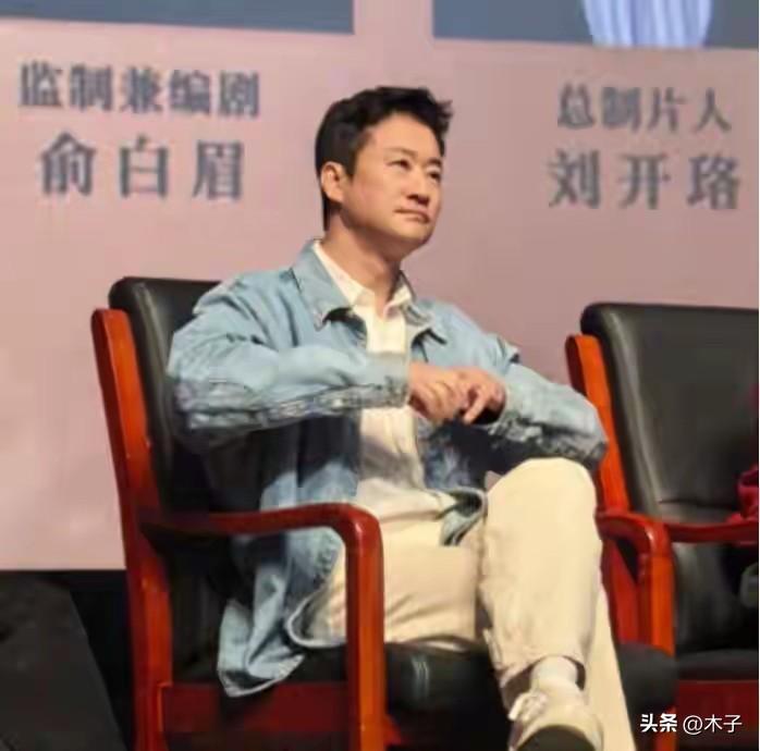 看到吴京这一幕，真的笑着笑着就心疼了！荧幕上能打能拼的铁血硬汉，私下里早就被高强