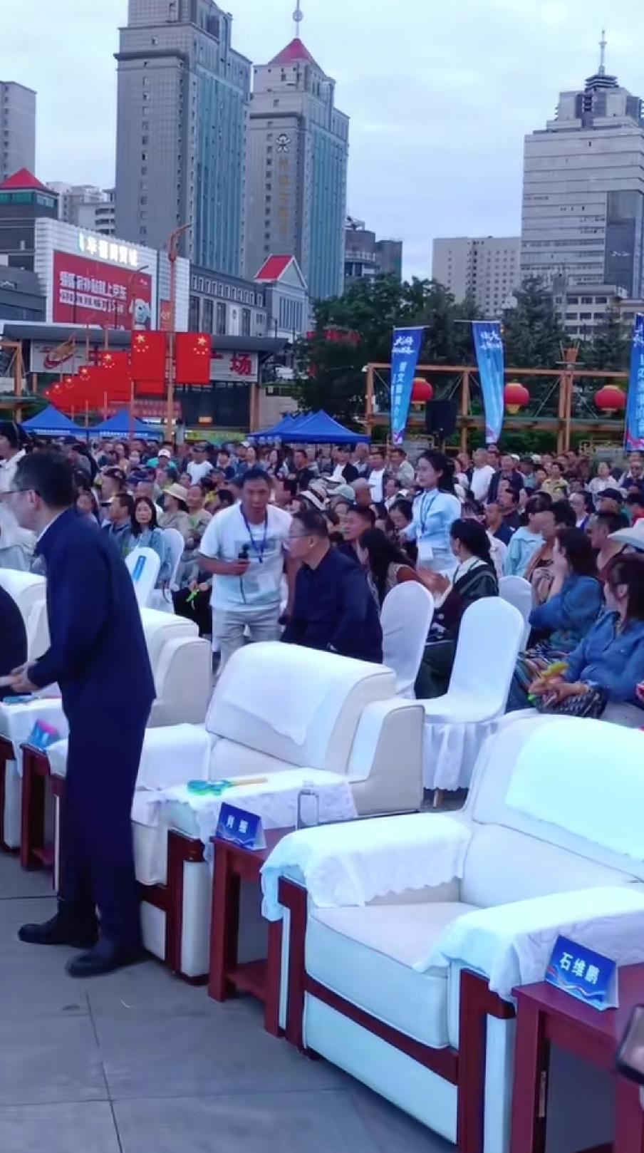 人民广场上的白沙发

蓝色的夹克
开心的微笑
洁白的沙发
飘扬的旗帜

一段视频