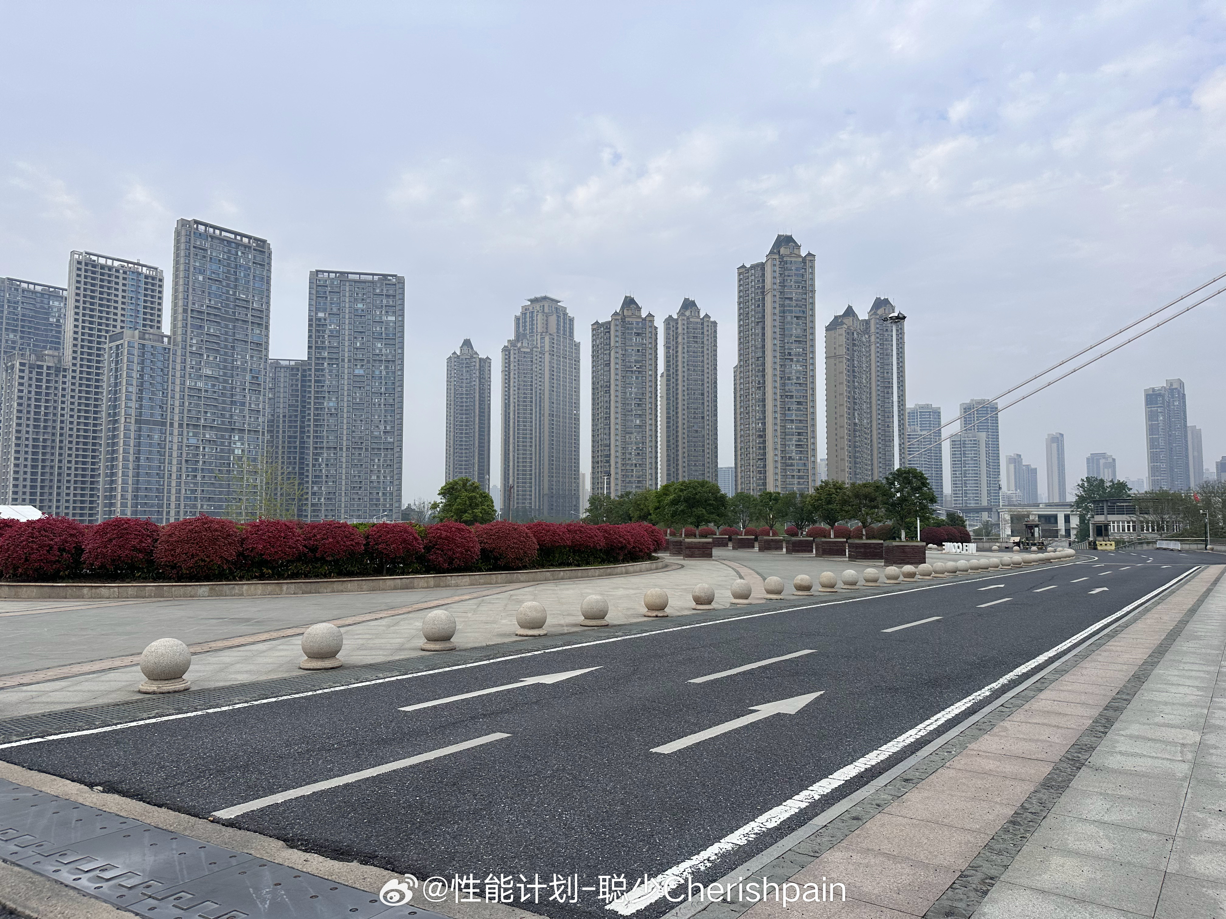 昨晚2点半到酒店，隔壁房的云雨有点剧烈，让我内心久久无法平静，疲惫的我已不愿和前