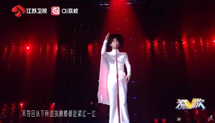 周震南阅舞台炸场级别 打歌2025直播 周震南在《阅》的舞台上，展现超凡唱功，炸