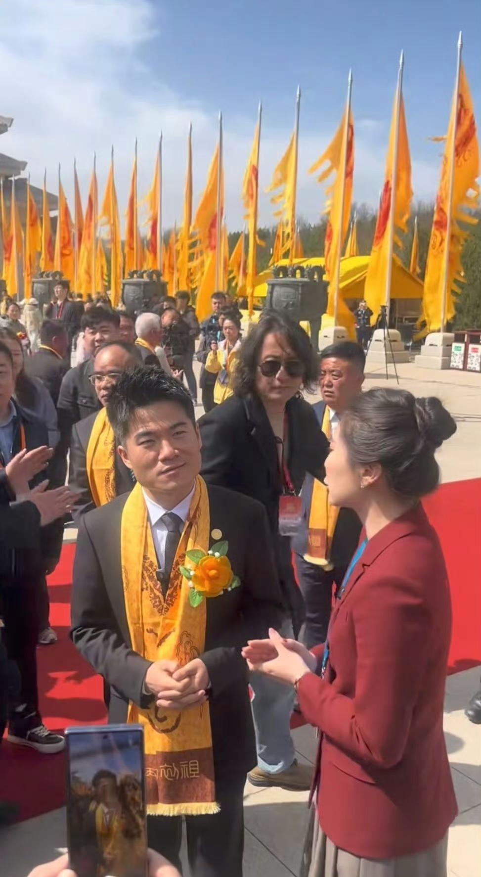 董宇辉出事之后不仅当了缩头乌龟
还要去黄帝陵
一个卖假货的凭啥去？