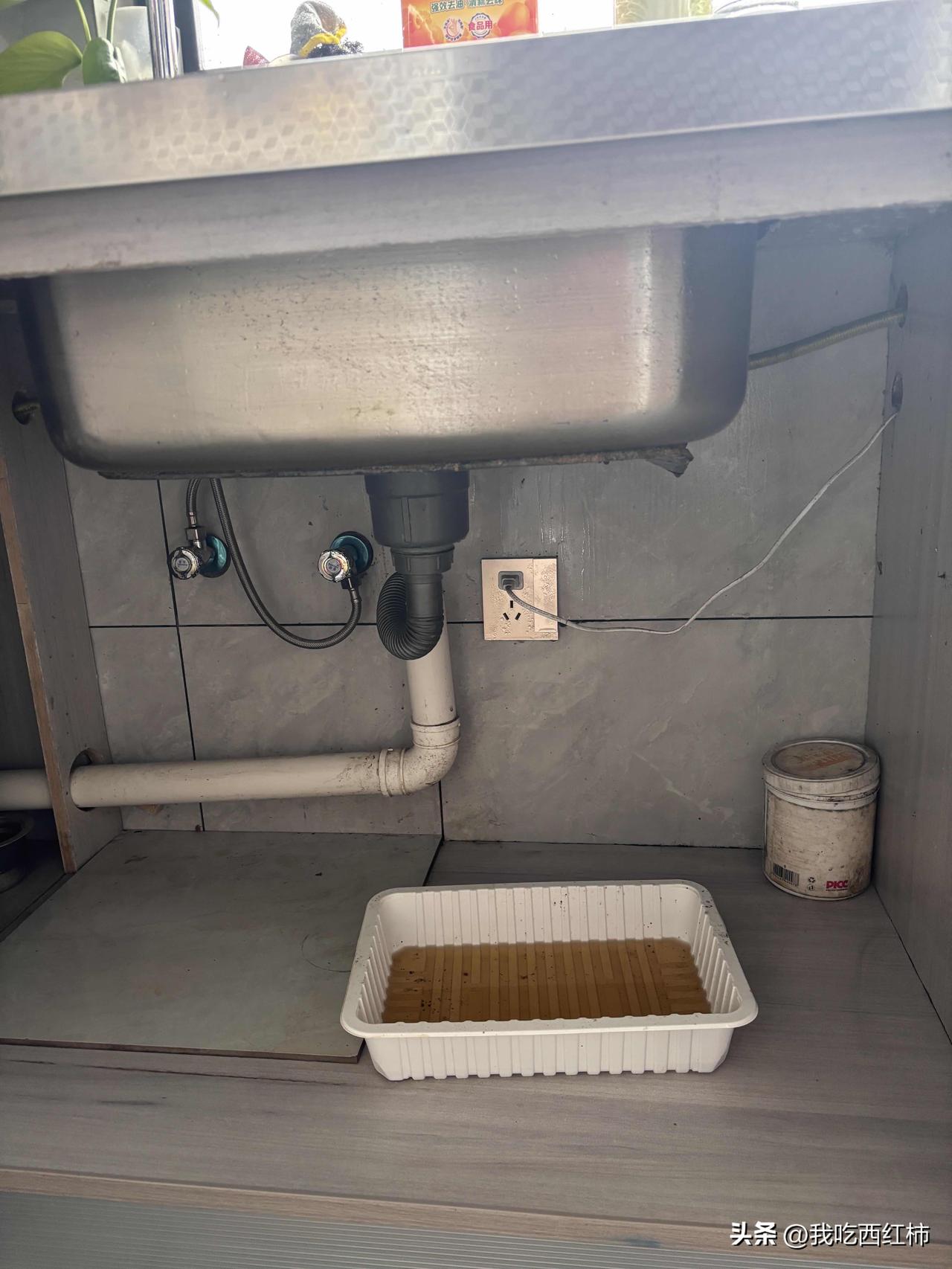 厨房水槽下面总是滴水
叫房东来看过，说水管没问题不影响使用就行
目前已经住了一年