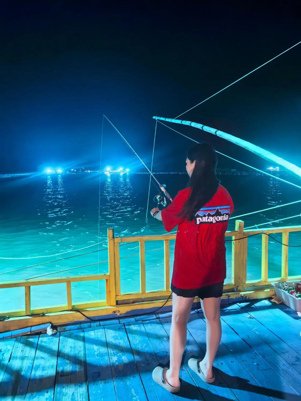 海畔垂钓，鲜享海味

暮色慢慢笼罩海面，晚风裹挟着淡淡的咸腥，拂过海面，泛起层层