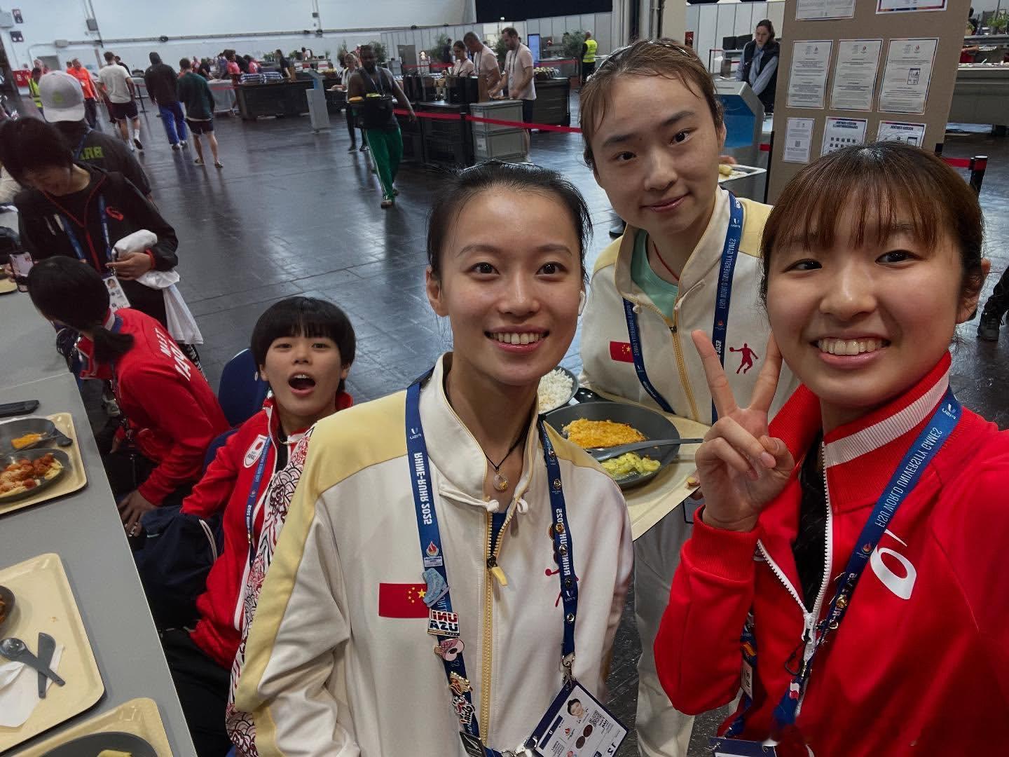 第32届世界大学生夏季运动会 出泽杏佳、面田采巳和韩菲儿、王晓彤的合影📸️ ​
