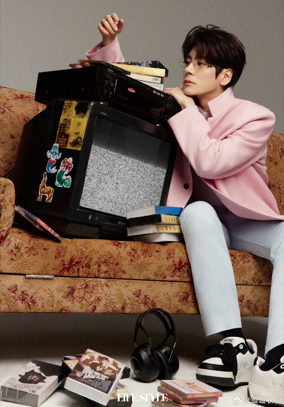 魏哲鸣红色西装是燃烧的宣言，皮革沙发托着不羁的灵魂，镜头定格时，少年气与成熟感在