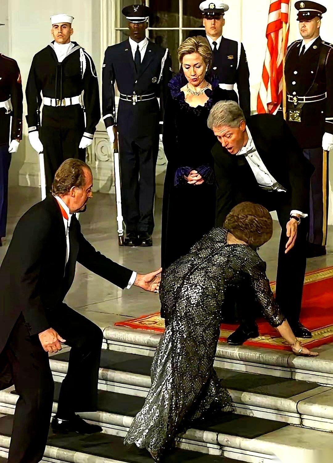 红毯上，高跟鞋一歪，她身体像块木板直直往后倒。电光火石间，克林顿西装下摆还没收住