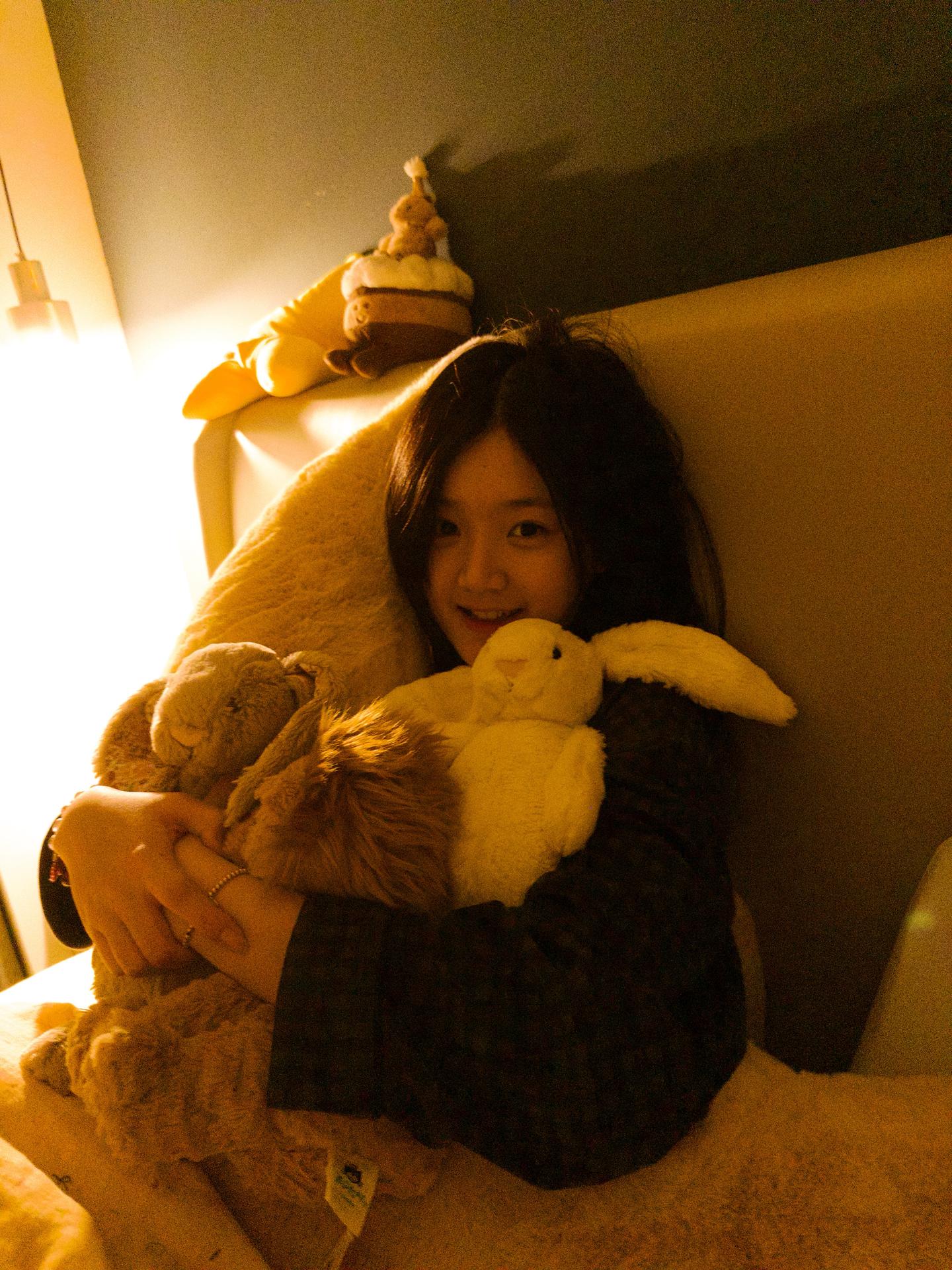 阳光照亮着你眼睛 不需要太多 也美丽