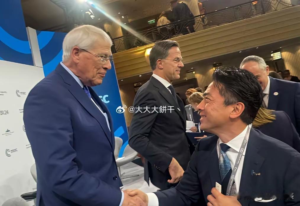 小泉的身段放的很低，下巴抬的较高，满脸堆着微笑，深情紧盯着眼前的这个目标，感觉像