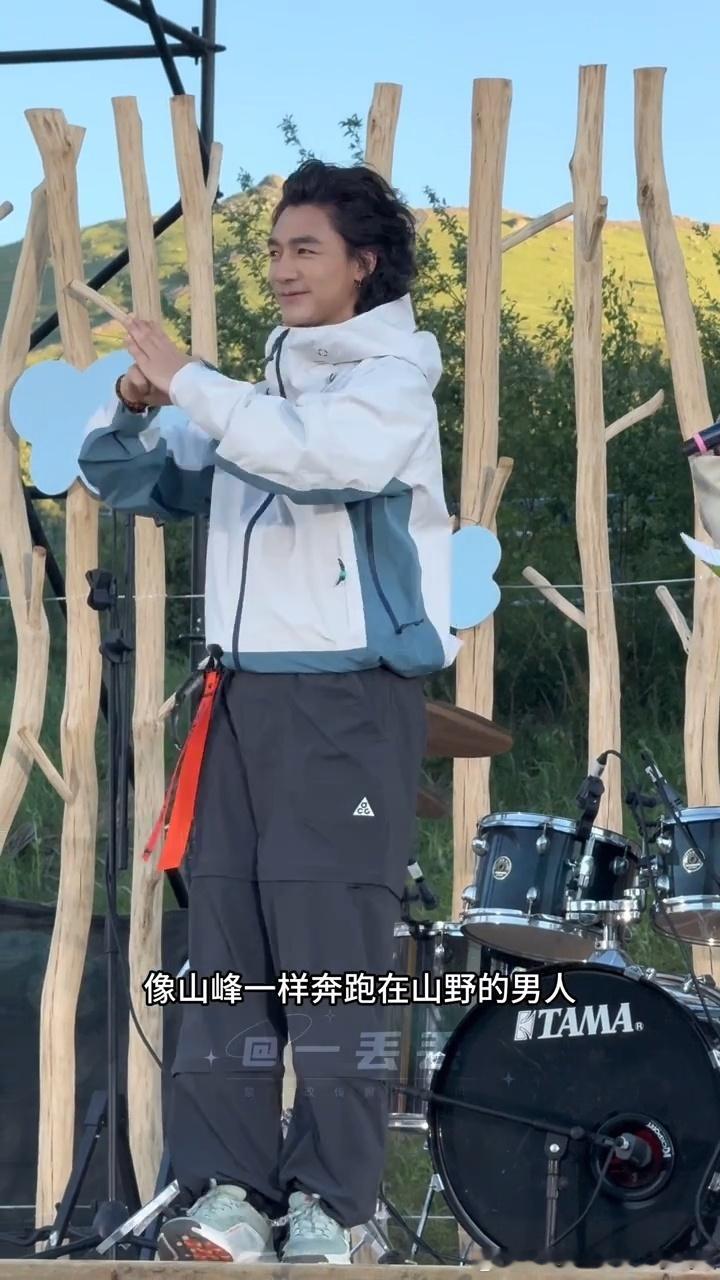 刚才回放此沙越野的瞬间，我直接存进“宝藏瞬间”。他跑起来带风，站定如山，这体能和