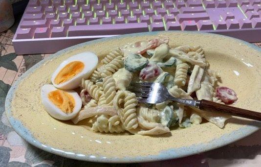 酸奶直接撒盐拌意大利面，再加点黄瓜和小番茄，汤圆看了直呼内行 