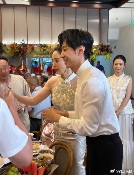 【董璇嫁小9岁张维伊，再婚敬酒照曝光，#佟丽娅关悦当董璇伴娘泪洒现场#】#董璇张