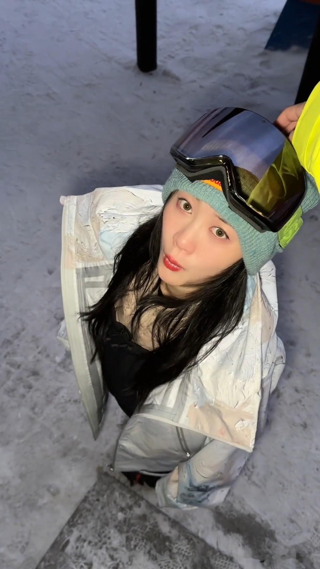 12月10日，李嘉格小男友更新vlog，并配文说道：“两个小小只。”

李嘉格与