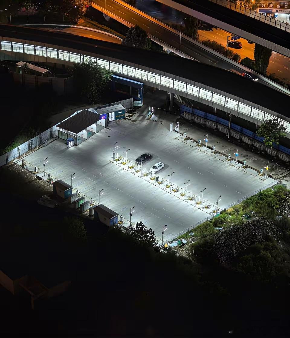 晚上九点和十二点的充电站，为何？因为21:00电费是8毛1，0点后变成3毛4。开