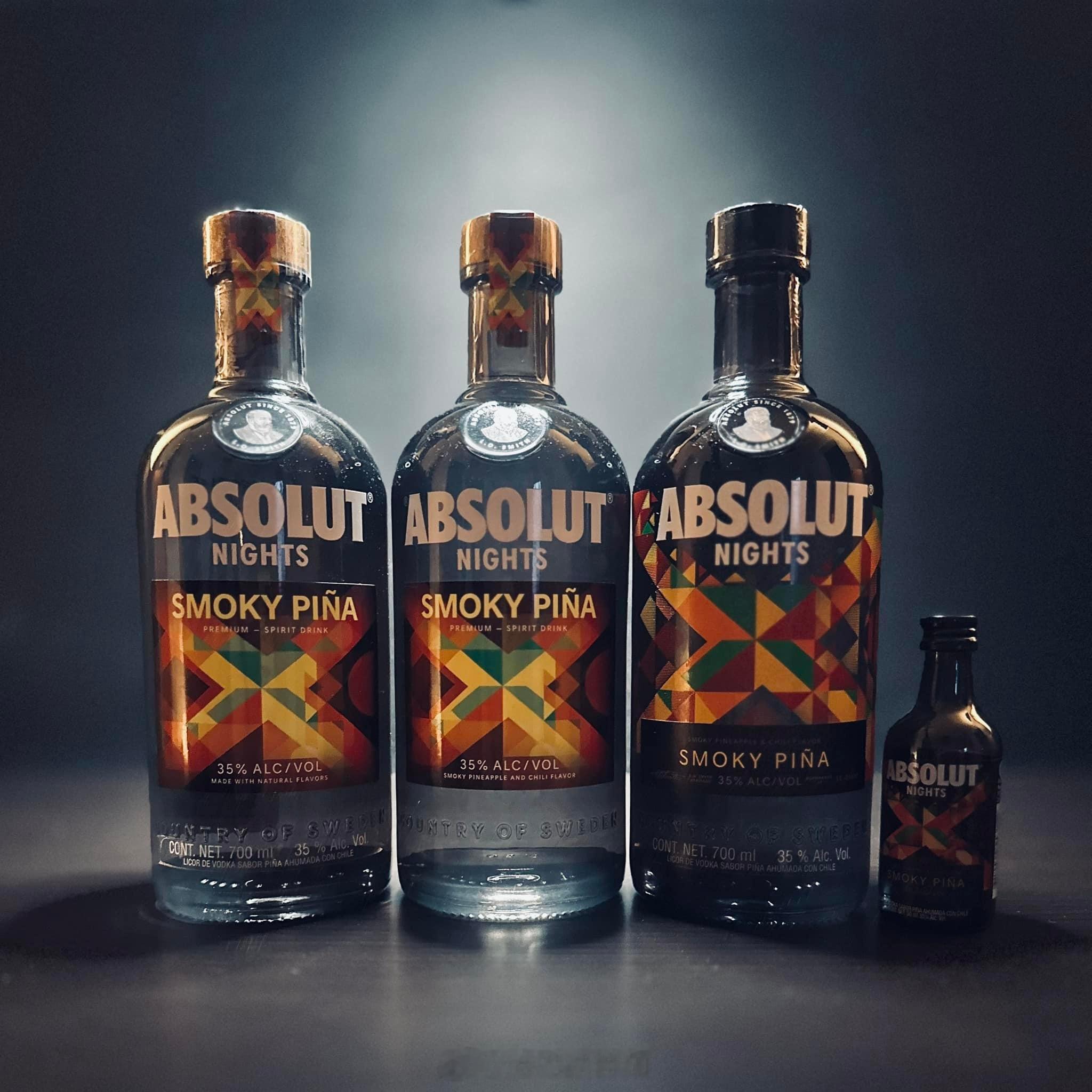 绝对伏特加 ABSOLUT Smoky Piña 的四个瓶子，头两个分别来自墨西