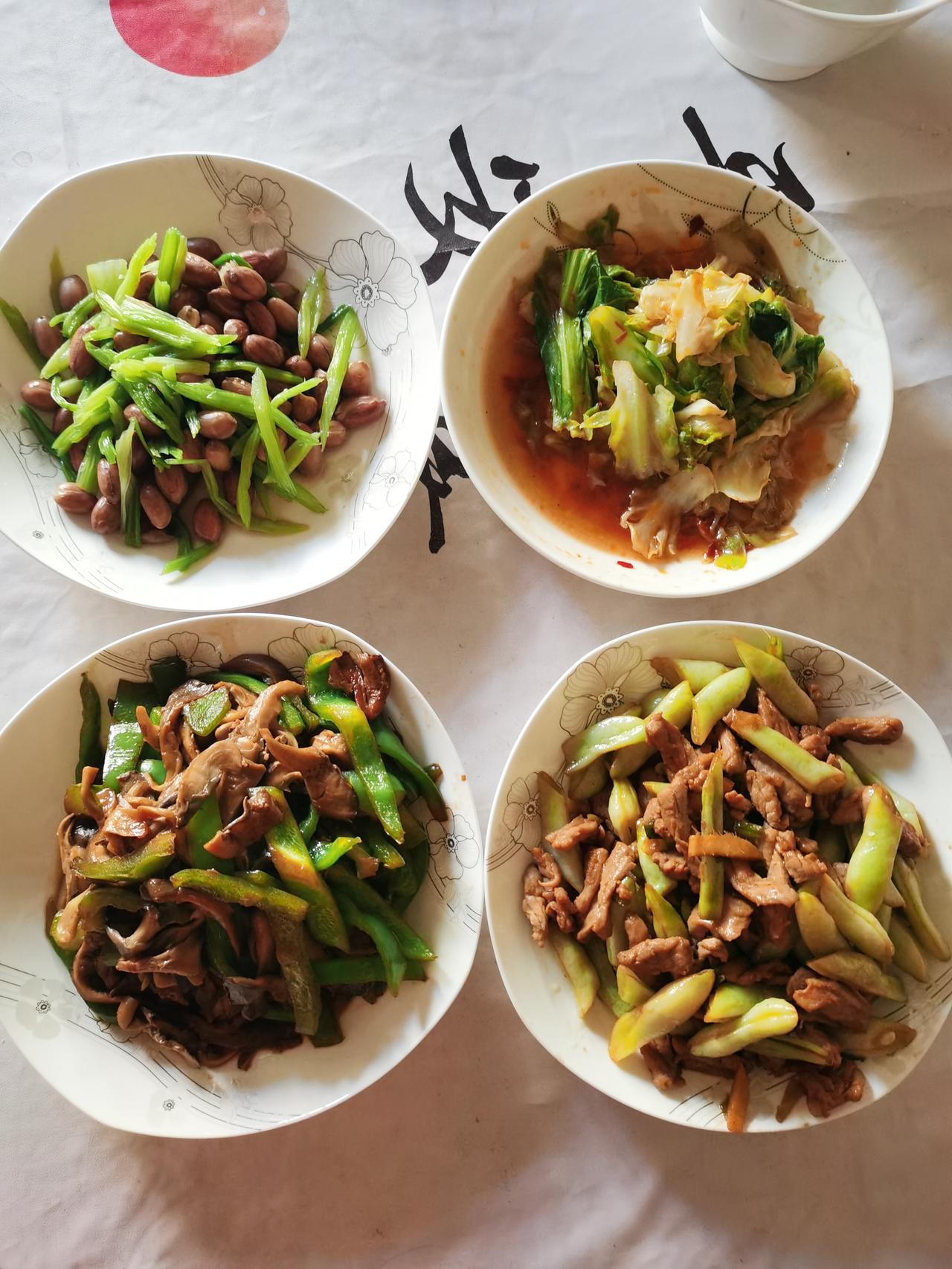 虽然赚钱难，但咱的钱都是踏实工作赚来的，小雷子吃的好，他的钱是违规领取的，虽然中