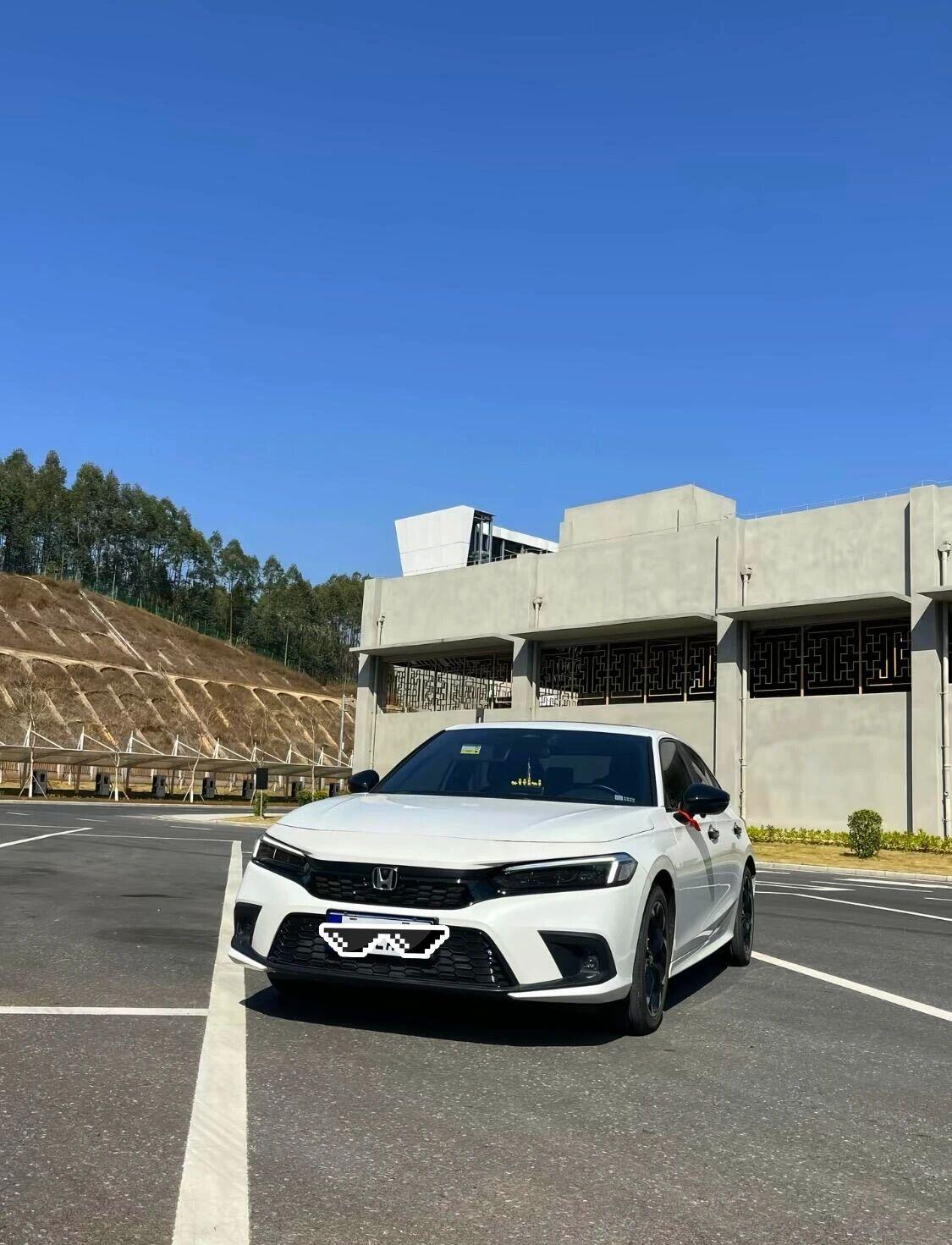 2026款本田思域经典神车焕新登场延续思域标志性运动基因，熏黑蜂窝中网、贯穿式L
