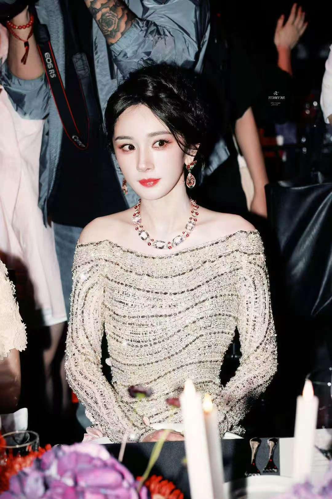 芭莎盛典内场look芭莎晚宴上的明星 爱看一些名利场的大明星！美的百花齐放。 ​