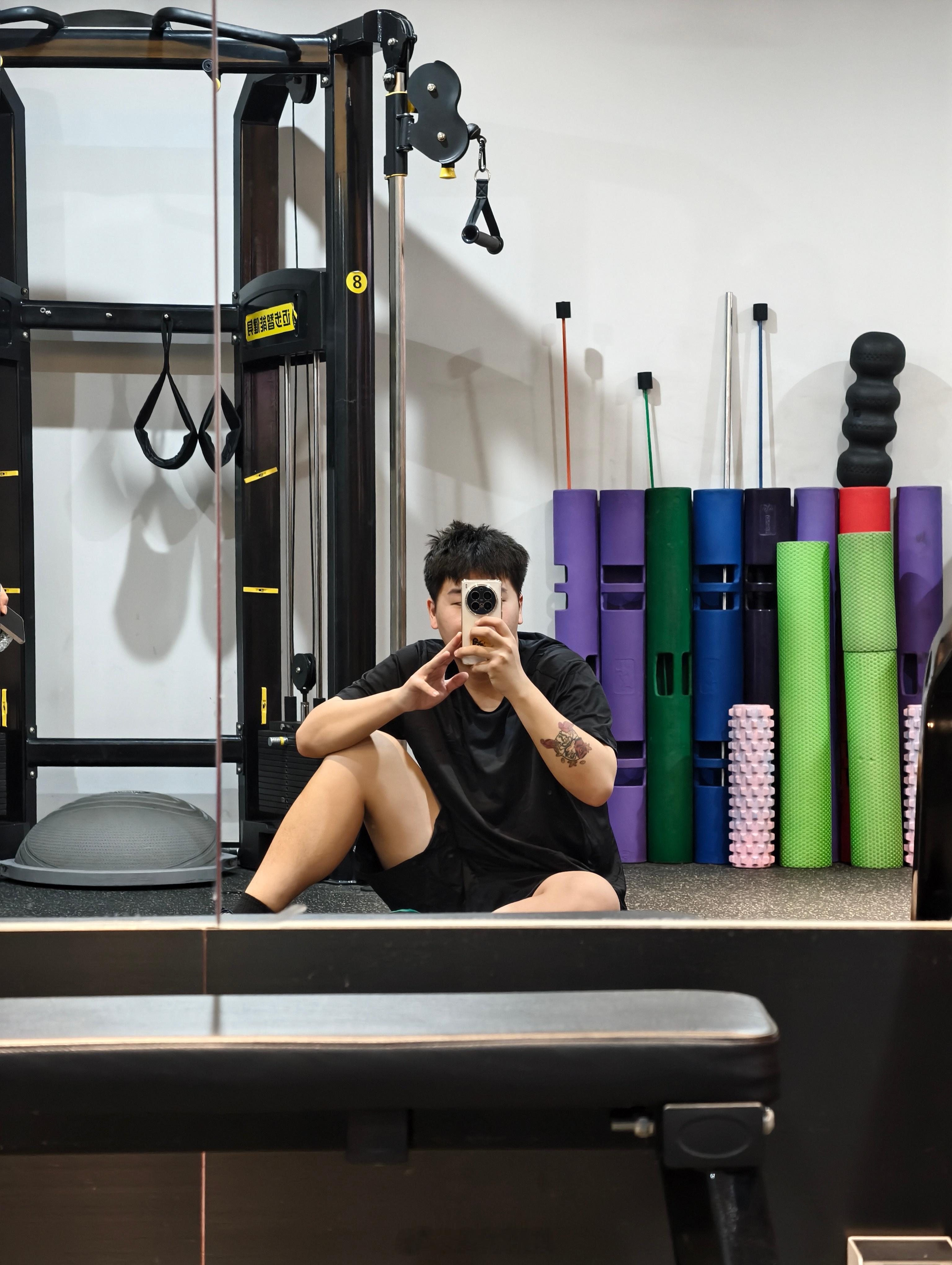 练了练cf教练：怎么样这游戏好玩不我：不好玩，有点废人教练：忍忍今天还有两轮游戏