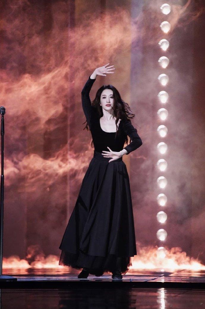 李小冉又在哪儿闯祸呢 李小冉这波连环闯祸也太好笑了，改歌加认错人，综艺效果直接拉