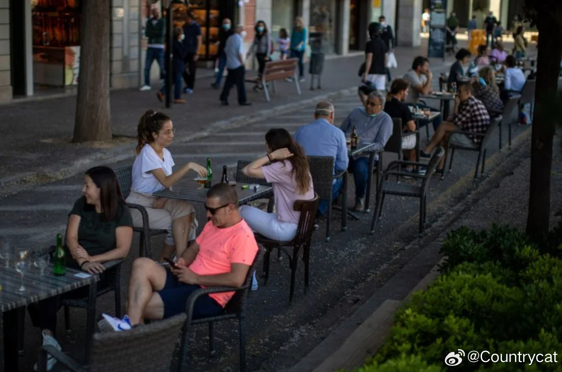 【不偷钱只偷椅！西班牙警方破获“椅子大盗团”，两月偷走上千张】海外新鲜事 西班牙