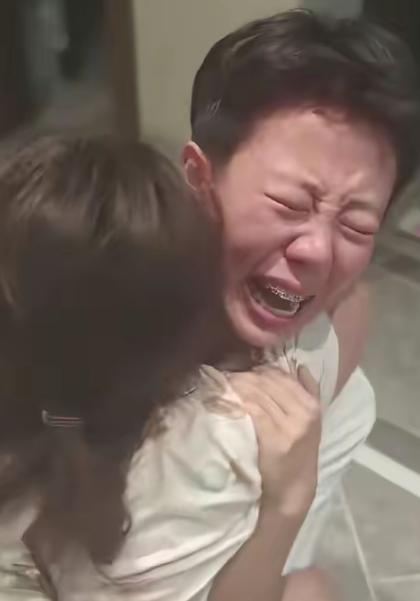 女孩查完高考分数，手抖到像握不住的风筝线。她突然跪在妈妈面前，含泪开口一句话。那