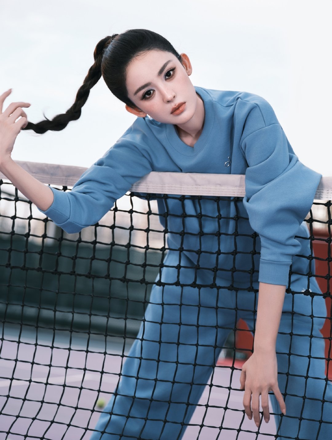 娜扎穿圆领也显胖再好的身材也扛不住不合适的衣服。娜扎这套卫衣造型，圆领截断脖颈线