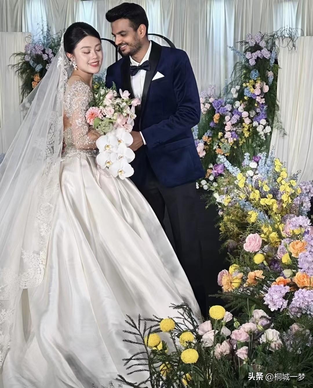 不知道这姑娘图什么
看到咱国内的一个姑娘
不顾家人的反对
硬要嫁给印度阿三哥
