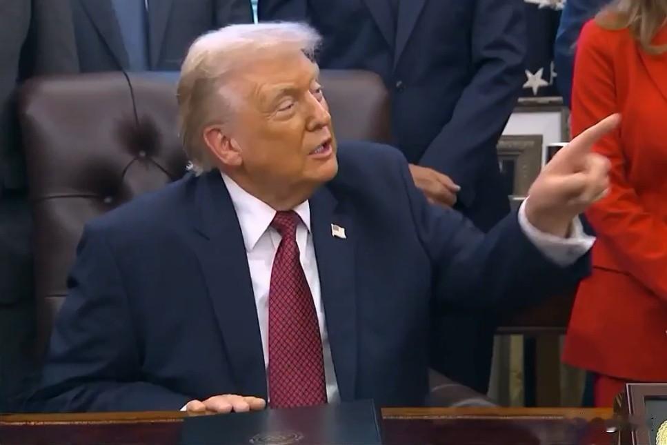 特朗普说索马里根本不算国家，那只是一群到处走动、互相残杀的人。

在12月3日（