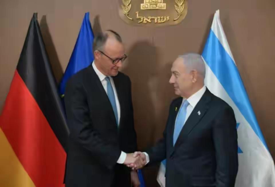 默茨总理在联合国是支持巴勒斯坦独立建国的，可是在访问以色列时，和以色列总理内塔尼
