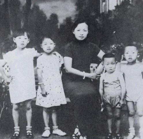 上海解放后，抗日英雄谢晋元遗孀带着4个儿女流落街头、走投无路，抱着试一试的心态，