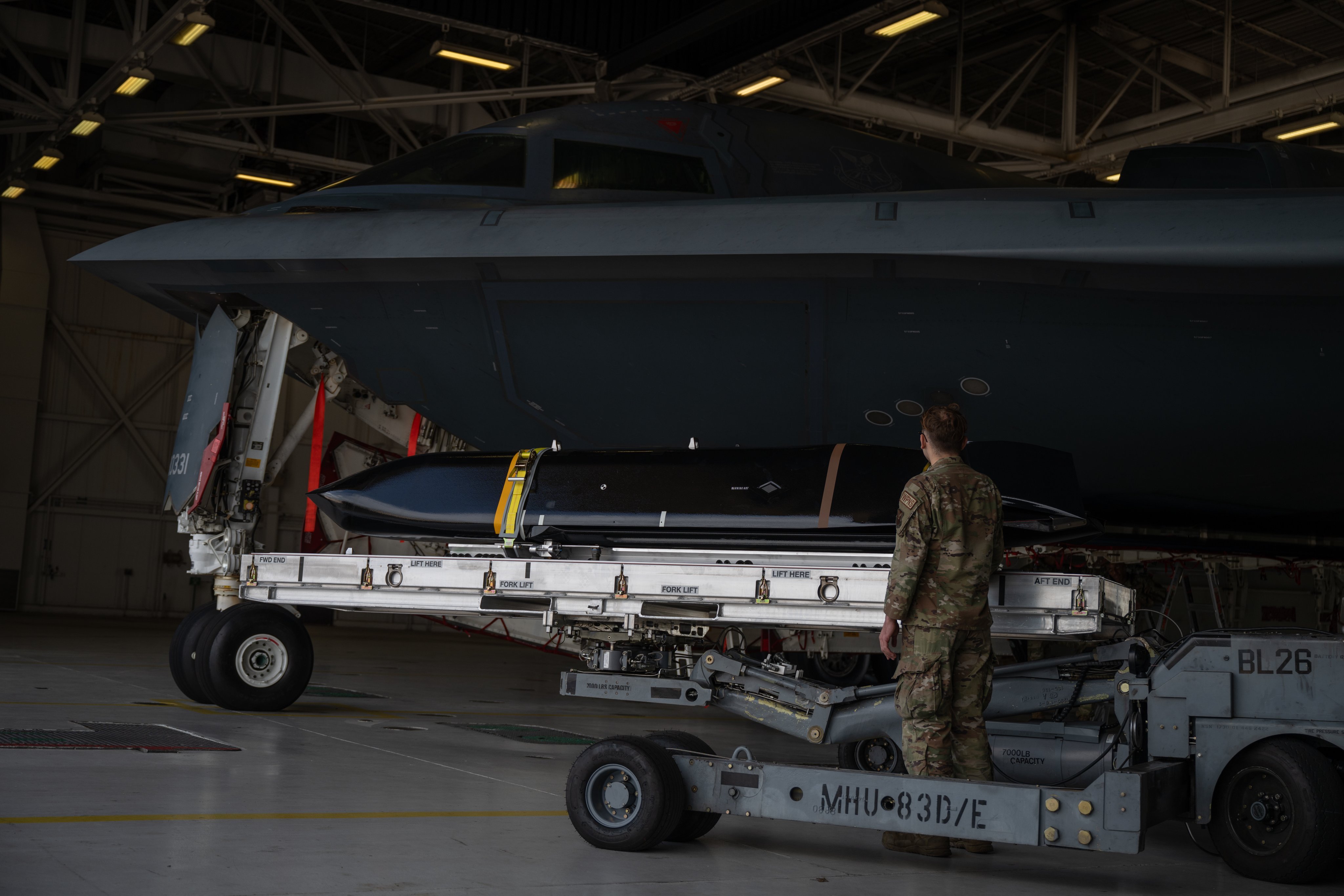 基洛夫号巡洋舰和库兹涅佐夫航母 瑟瑟发抖，B-2 整合了 AGM-158C LR