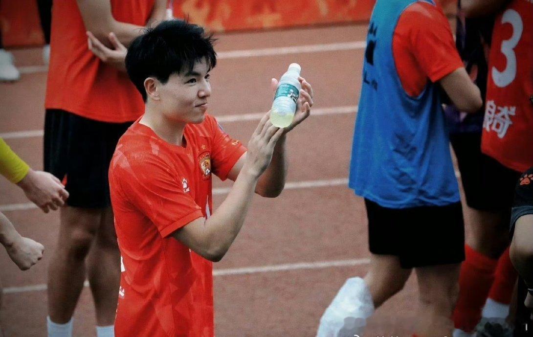 据记者丰臻消息，国脚徐彬将在这个冬窗离开中超，留洋欧洲广州队恒大青训