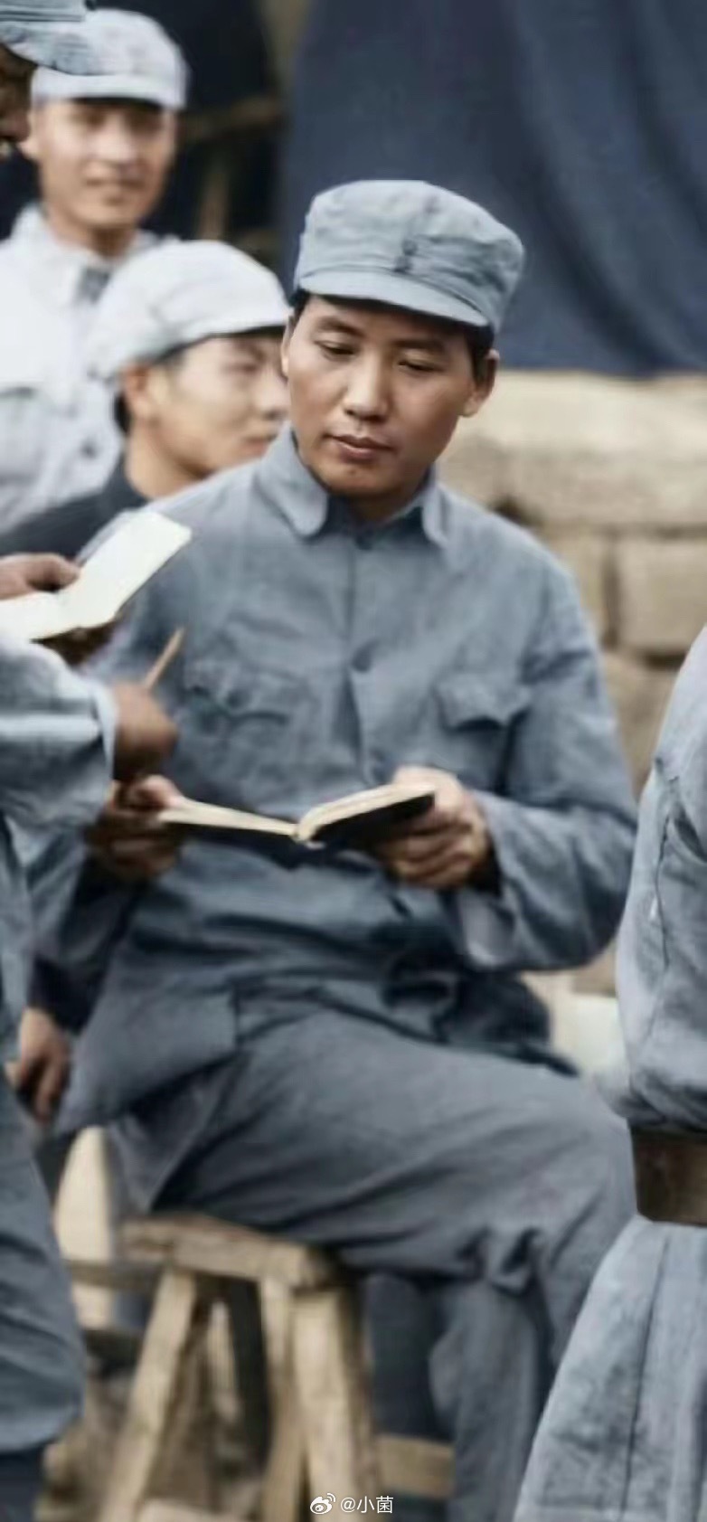 青年时期的毛主席，这张照片太标致壮观了吧！只见毛主席穿着非常整齐干净的八路军军服