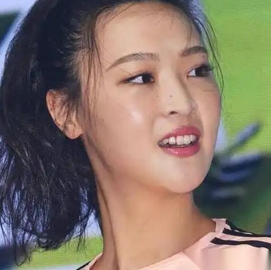 2018年，“排球女神”惠若琪嫁给了“北大才子”杨臻博。但婚后两年，他们却始终要