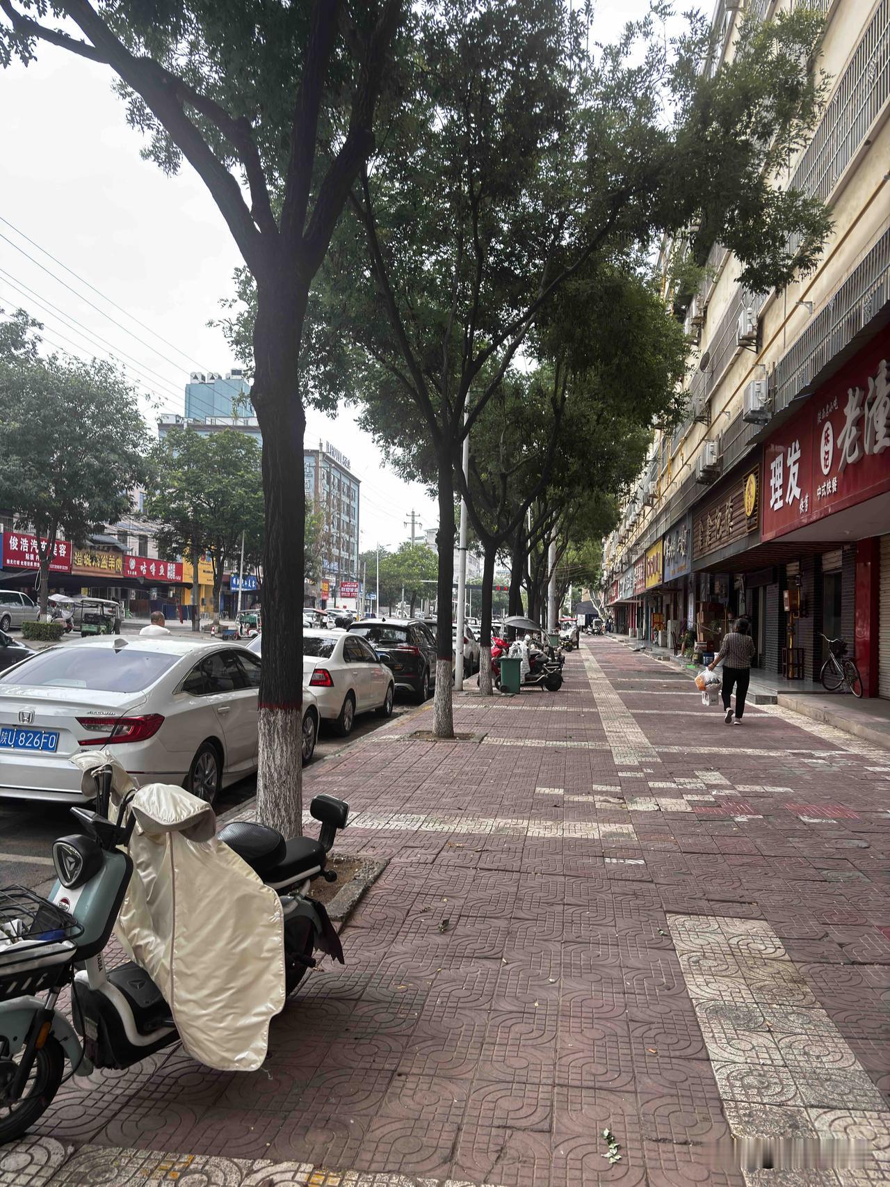三原县南环路，这个街道算是城区最南边的街道，不是很繁华，但人流量还可以，街上饭馆