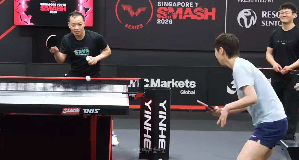 新加坡大满贯王曼昱惊现左手打球—网友曼昱左手打球“我也赢不了”
2月23日，新加