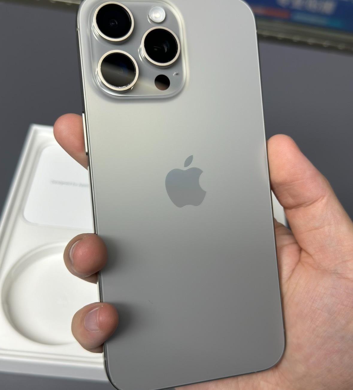 真绝了！看来库克终于也顶不住压力了，iPhone 15全系都降价了，某东降价幅度