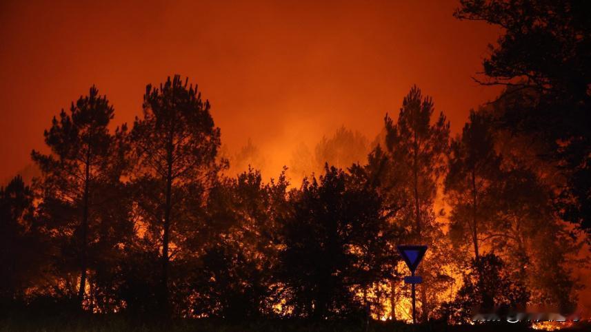 三名消防员倒在火线上，南欧的野火却没有半点收手的意思。周三，意大利、法国、西班牙