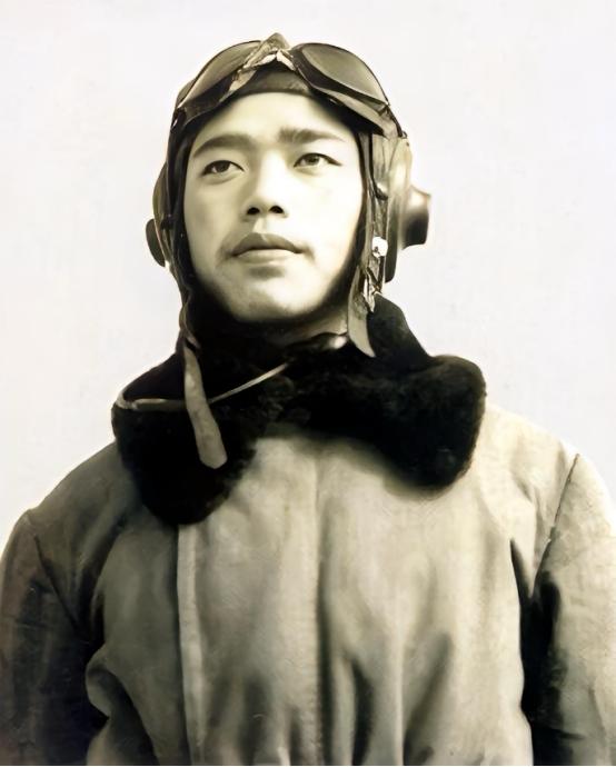 1952年，在朝鲜打下9架美军飞机的王牌飞行员赵宝桐对一个女记者一见钟情，空军司