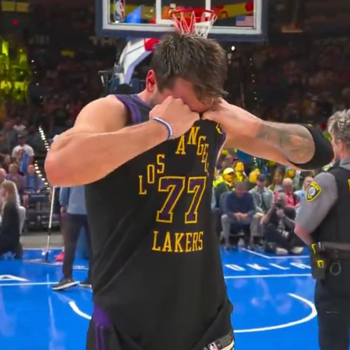 东契奇本赛季只打了64场比赛，如果最后6场都缺席，那他将无缘评选任何奖项。无所谓