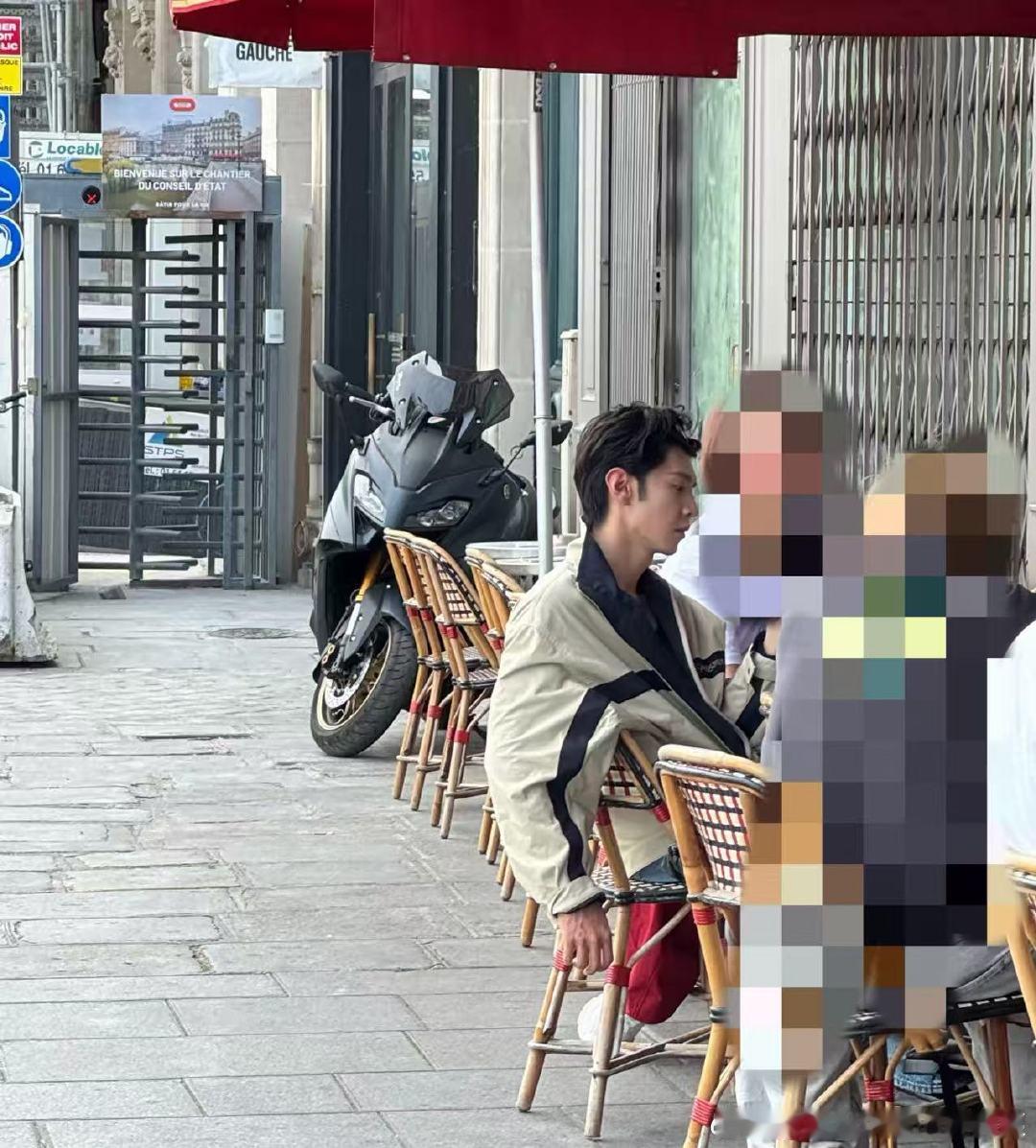 巴黎街头偶遇陈哲远巴黎街头偶遇陈哲远直播！巴黎街头偶遇陈哲远直播 陈哲远两次认错