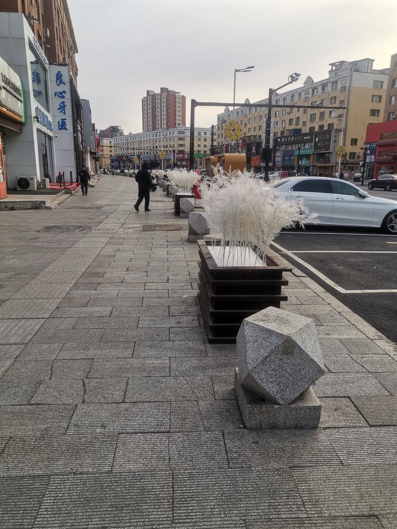 吉林市厦门街再度开启亮化升级工程，此次更换的是雾凇造型的灯，看上去颇为美观。
