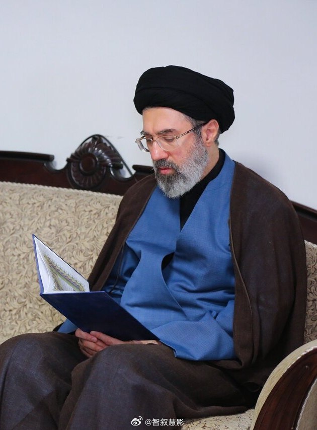 伊朗最高领袖公开声明🇮🇷伊朗最高领袖穆杰塔巴表示，要为小学遇袭的死者报复。海