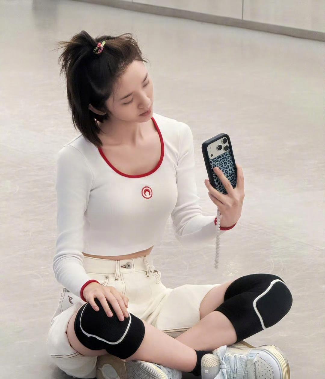 唐艺昕晒出乘风2026训练图，短发可爱减龄，白色运动装清爽性感，红蓝撞色设计增添