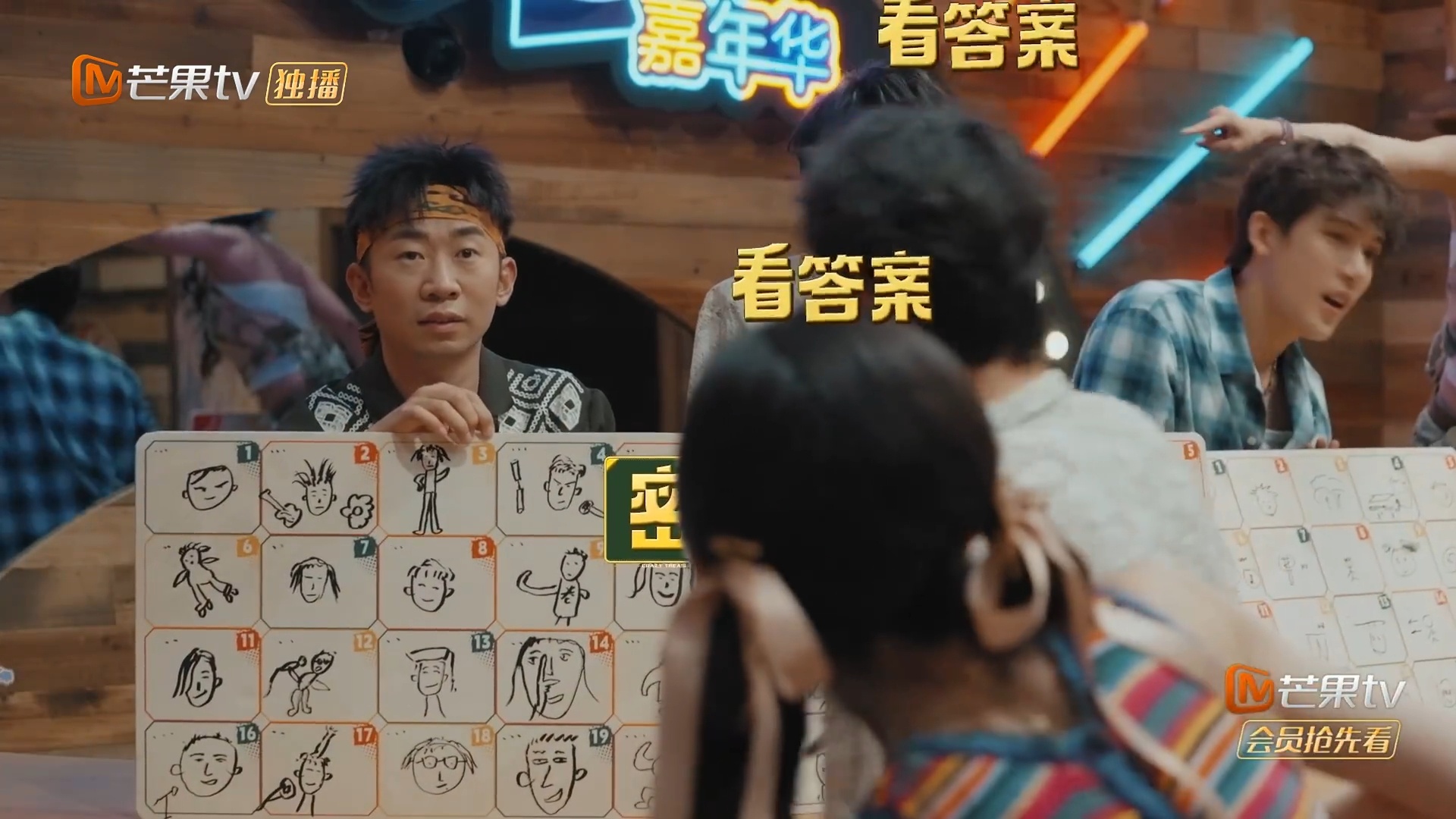 杨迪写实派自画像限时手绘自画像环节，杨迪笔下画风看着抽象，五官特点抓得超准，在场