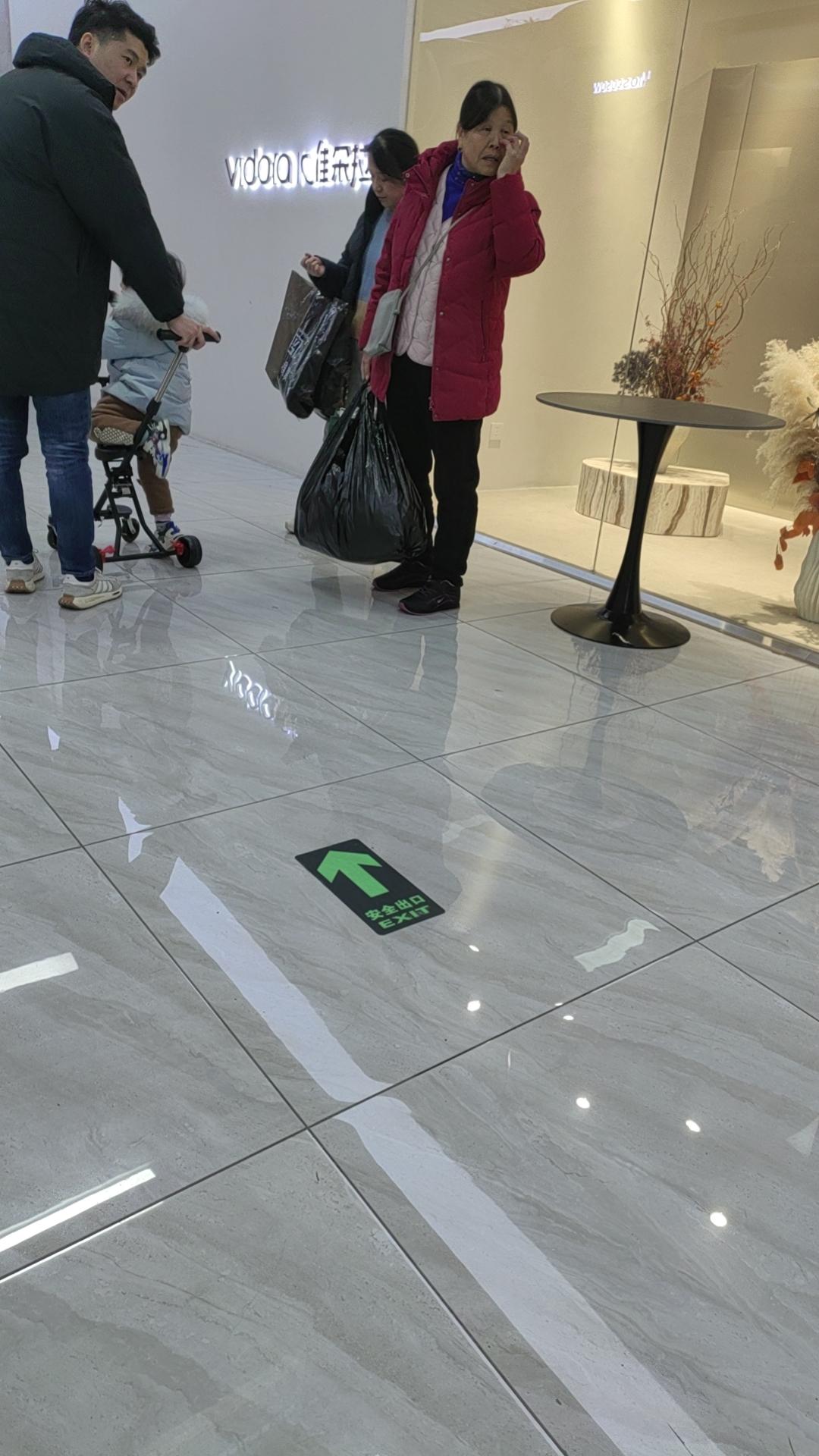 晒图笔记大赛 
每个人手里
都拿着黑色的袋子
不知情者
还以为是垃圾袋
实则是购