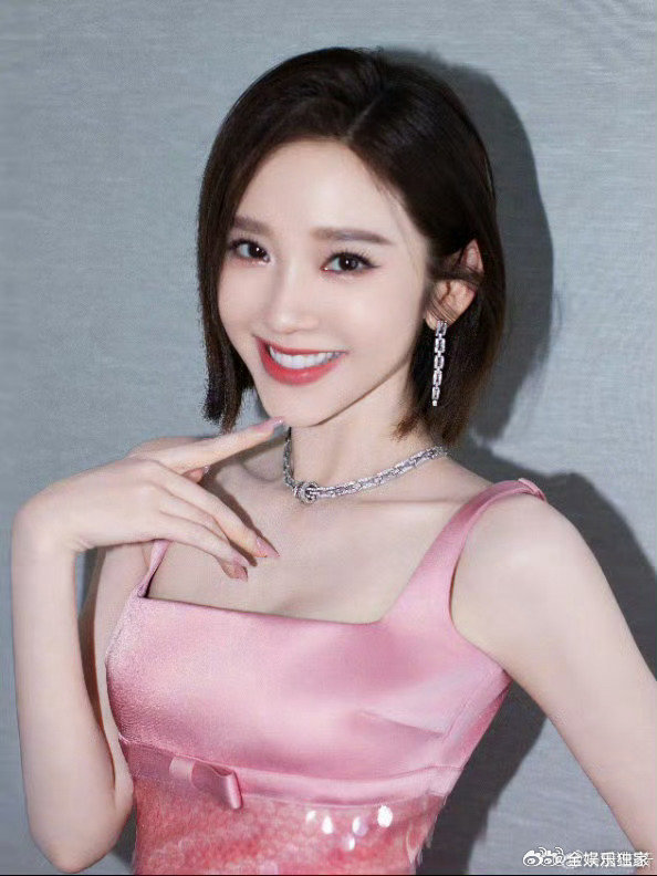 看浪姐直播变唐艺昕走路粉了唐艺昕走路姿态舒展又大方，直播里随便一走都很有镜头感，