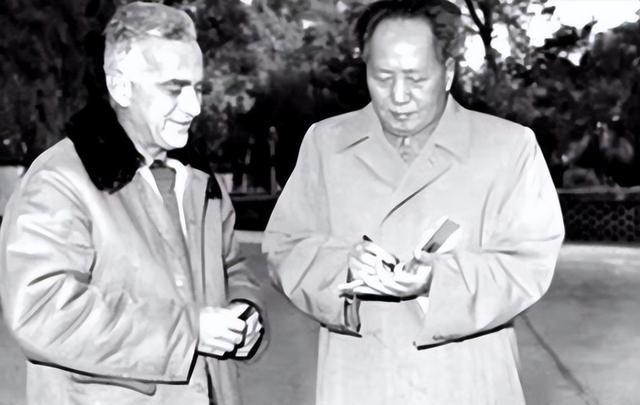 60年毛主席得知董健吾是儿子救命恩人，指示陈赓：赶紧让他出山

1960年深秋，