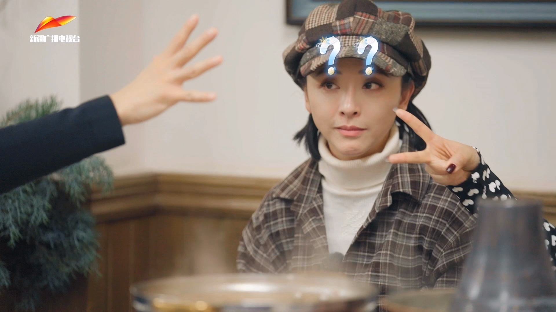 黄小蕾成内娱真夫妻的电灯泡了 黄小蕾成内娱真夫妻的电灯泡了，坐在姜潮和麦迪娜中间