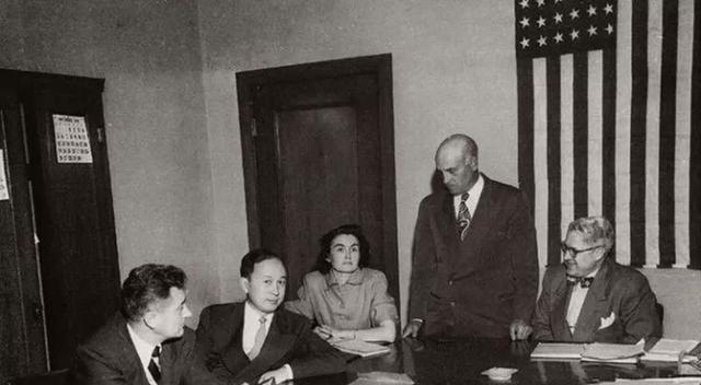 1955年，钱学森回国后，中科院每月给他发350元人民币，后来增聘为院士后，每月